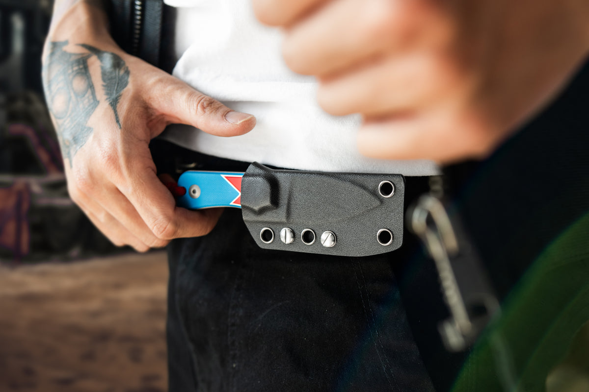Baby Banter fixed blade knife, Jump Edition, clipped to waistband with carabiner