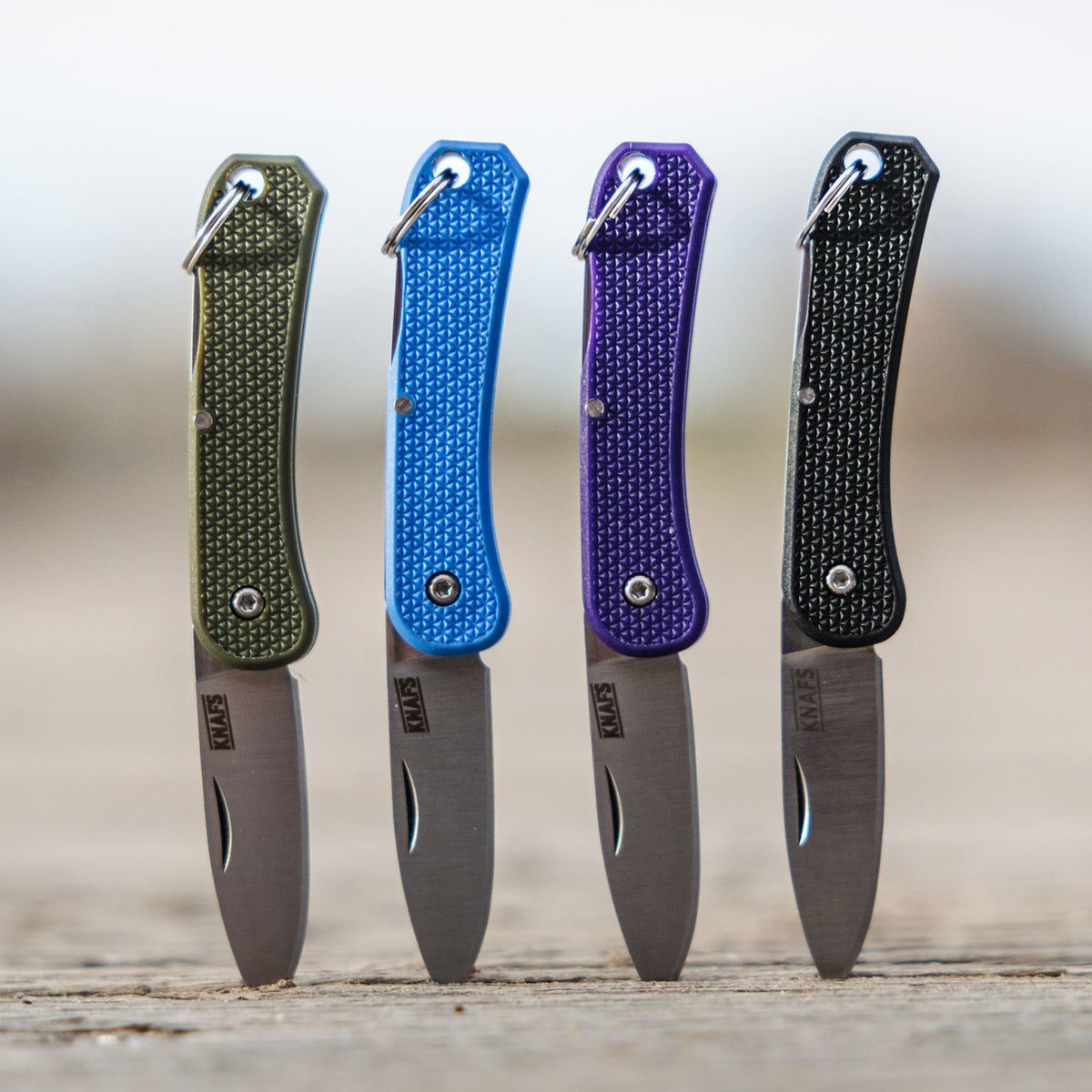 KNAFS-00424 four knives in wood