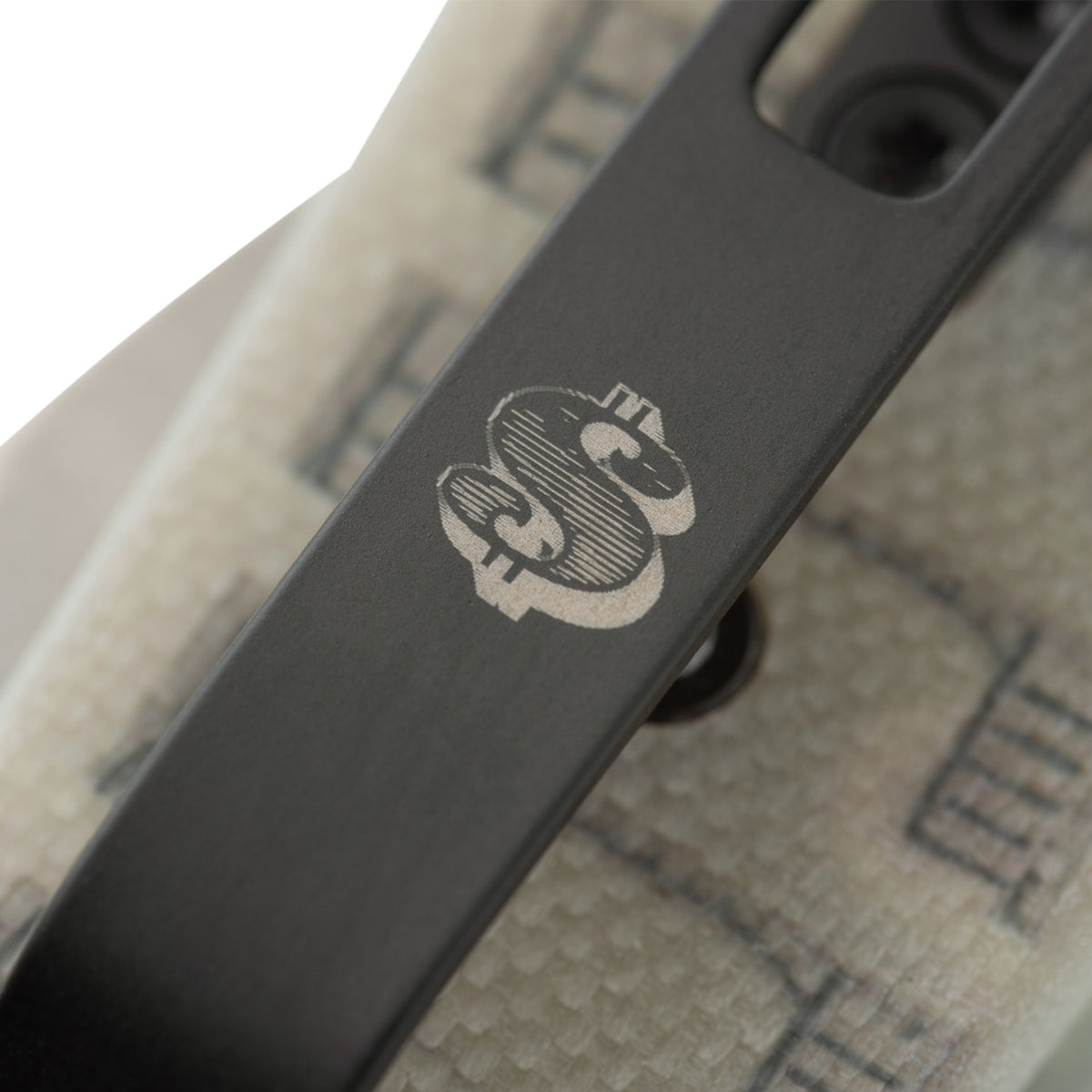 KNAFS-00589-Lander 1 Pocket Knife Benjamin's Benjamins Limited Edition-close up pocket clip