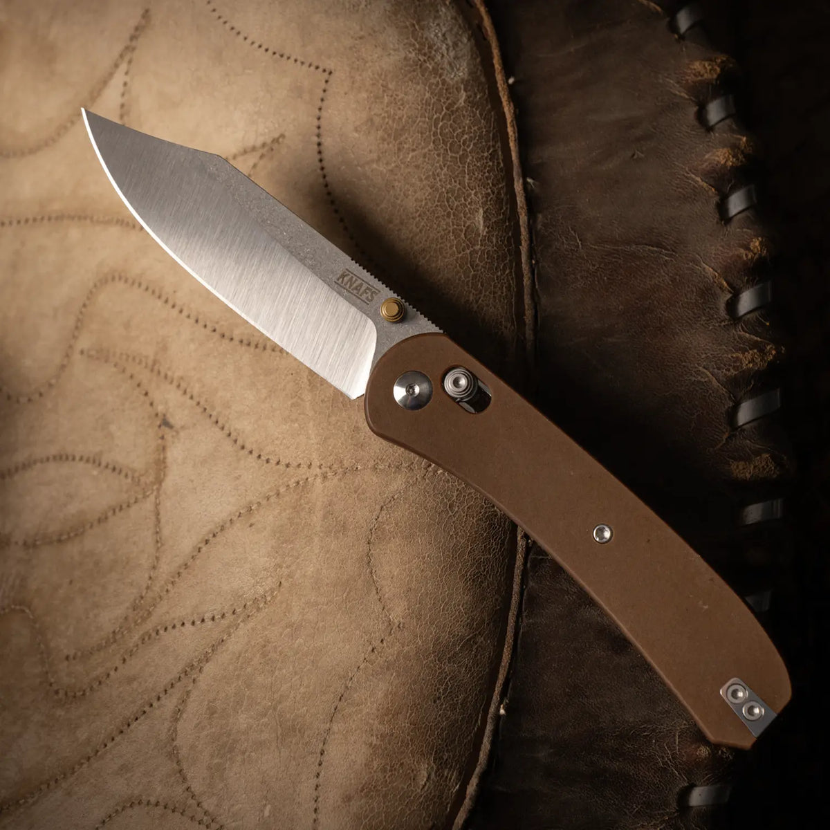 KNAFS-00408
Knafs Lander 2 Pocket Knife - Clip Point blade - Satin S35VN- Front open on saddle