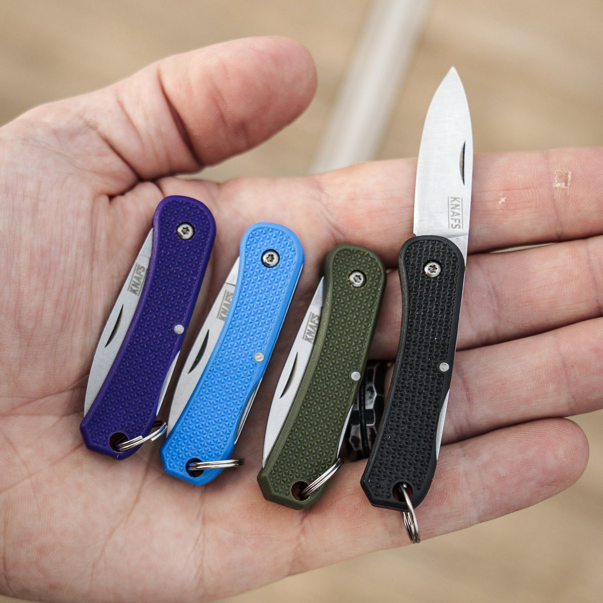 KNAFS-00424 Lander 6 knives in hand