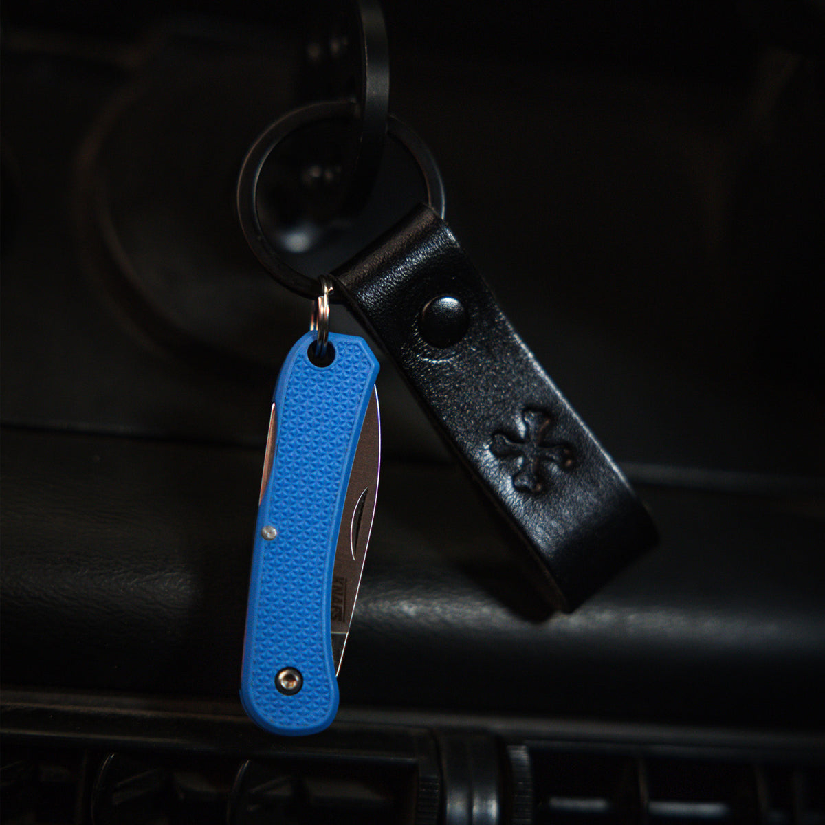 KNAFS-00424 keychain knife in car